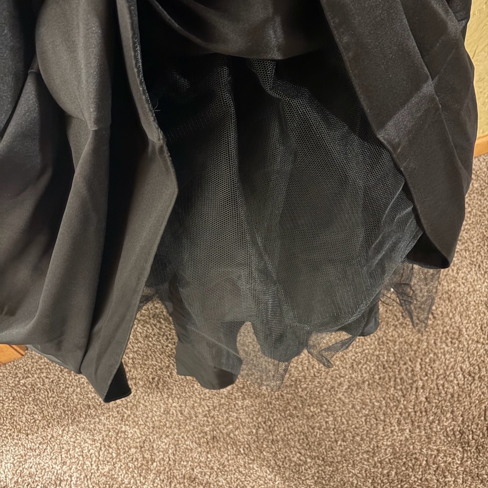 Elegant Black Prom Gown - Picture 6 of 8